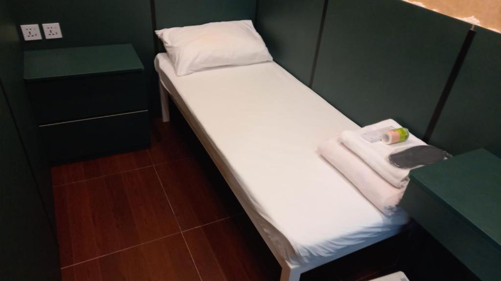 Single Room with Shared Bathroom